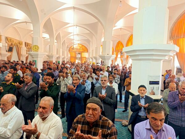 خلیل اباد همگام با ملت ایران فریاد خشم و نصر در نماز جمعه طنین انداز شد