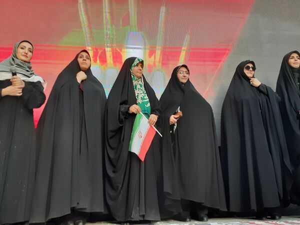 جلوه‌هایی از اجتماع مردم بجنورد در تجلیل از بانوی شجاع رسانه ملی