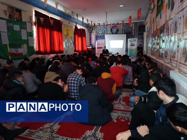 کارگاه آموزشی پیشگیری از آسیب‌های فضای مجازی در دبیرستان رجایی