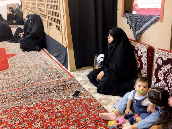 محفل شعرخوانی نخبگان ادبی با حضور مشاور رئیس‌جمهور شهید در قم