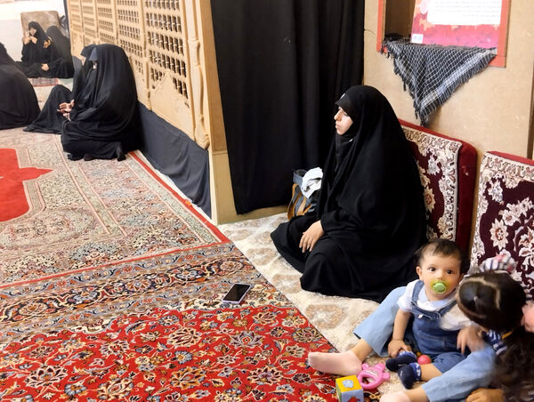 محفل شعرخوانی نخبگان ادبی با حضور مشاور رئیس‌جمهور شهید در قم
