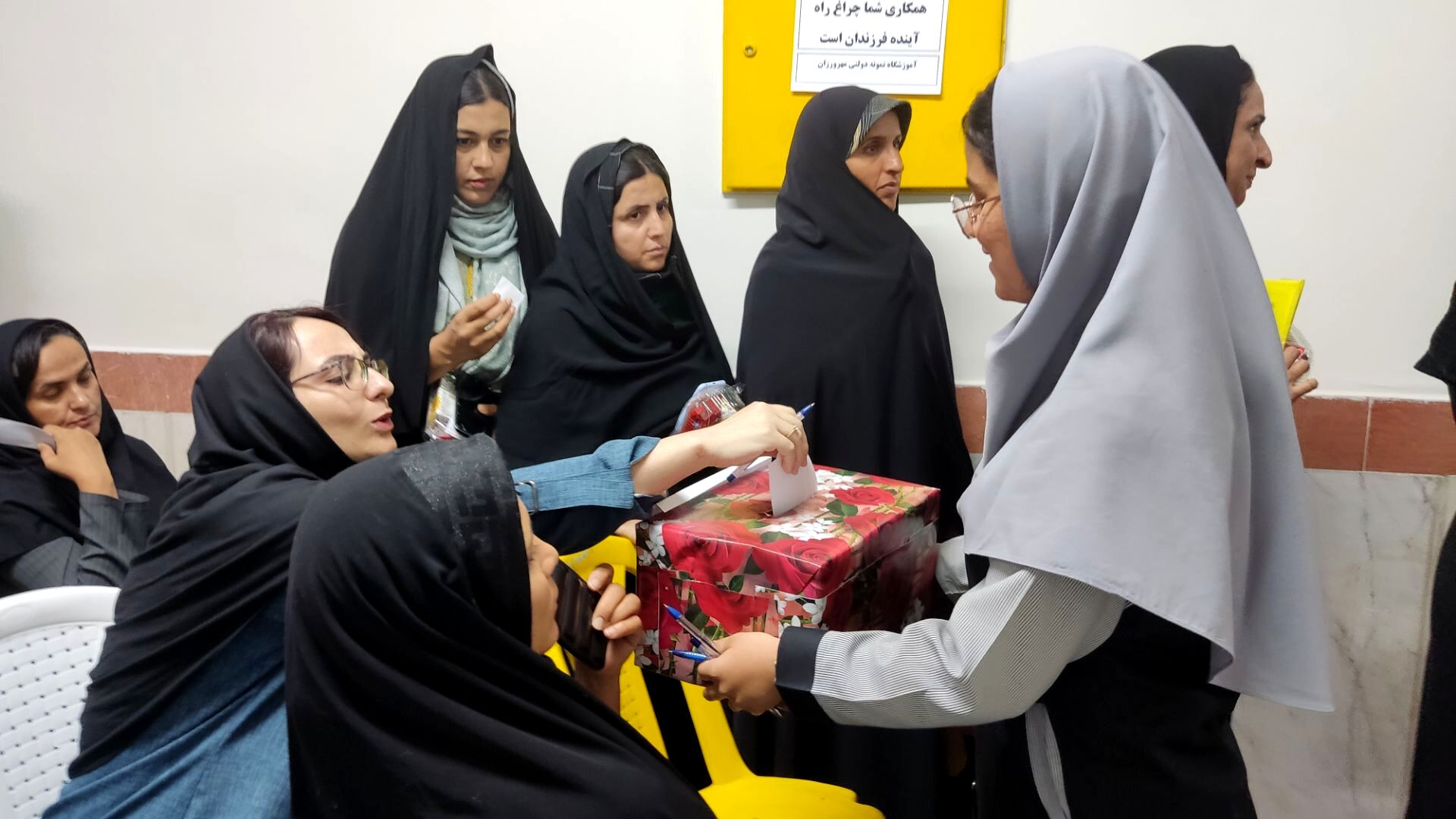 جلسه انجمن اولیا و مربیان در دبیرستان نمونه دولتی مهرورزان خواف