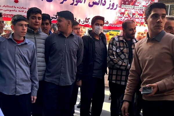 حضور پرشور دانش‌آموزان مدارس شهرستان دماوند، در راهپیمایی یوم‌الله ۱۳ آبان