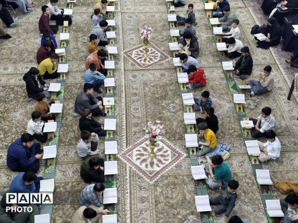 آیین جزءخوانی نوجوانان قمی در بقعه ابن بابویه 