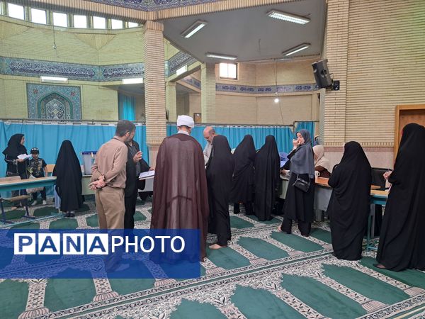 حضور مسئولان و مردم انقلابی شهرستان ملارد در پای صندوق‌های رأی