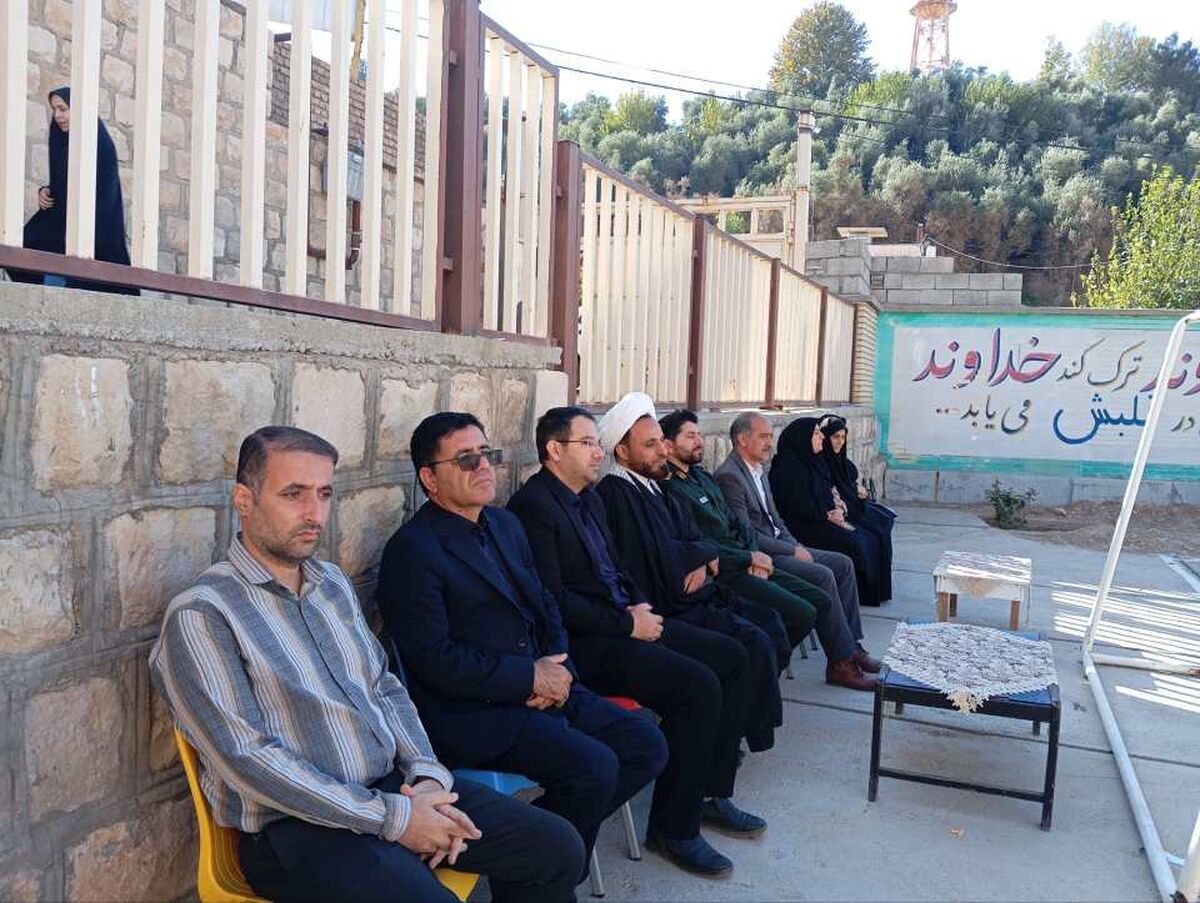 نواخته شدن زنگ پدافند غیرعامل و برگزاری نمایشگاه آموزشی در دبیرستان ایرانسل معمولان