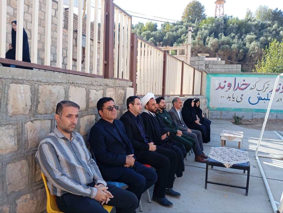 نواخته شدن زنگ پدافند غیرعامل و برگزاری نمایشگاه آموزشی در دبیرستان ایرانسل معمولان