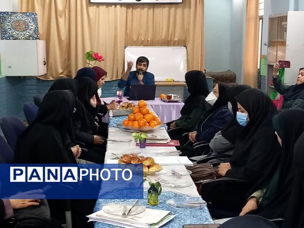 جلسه شورای دبیران در دبیرستان دخترانه فضه 