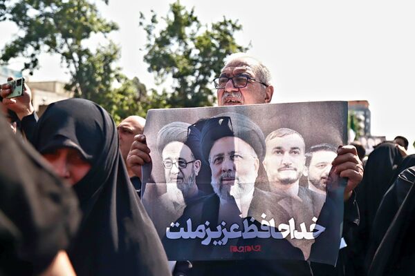 برگزاری مراسم وداع تهرانی‌ها با پیکر ابراهیم رئیسی و همراهانش