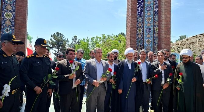 ادای احترام فرهنگیان به شهدا با آیین گلباران مزار مطهر