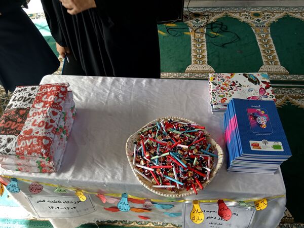اهدای چادر به مناسبت روز دختر در خلیل‌آباد