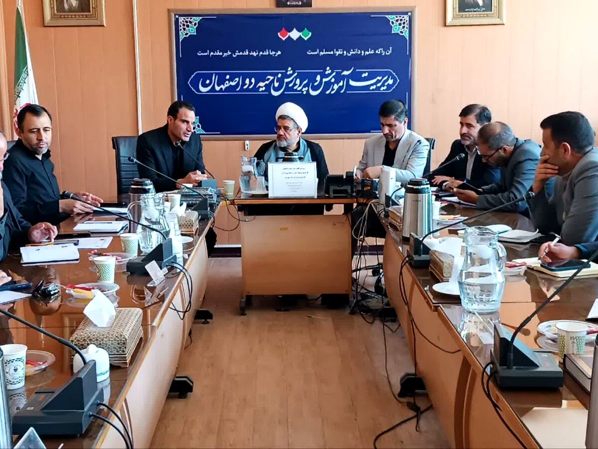 شست شورای عالی اقامه نماز استان اصفهان با هدف ارتقای جایگاه نماز در مدارس برگزار شد