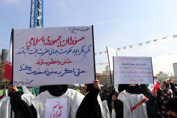 طنین شعارهای انقلابی در سالروز پیروزی انقلاب اسلامی ایران