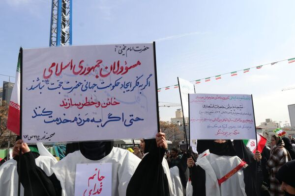طنین شعارهای انقلابی در سالروز پیروزی انقلاب اسلامی ایران