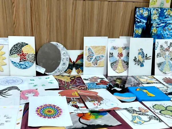 نمایشگاه دست‌سازه‌های هنری در دبیرستان علی افشارنژاد