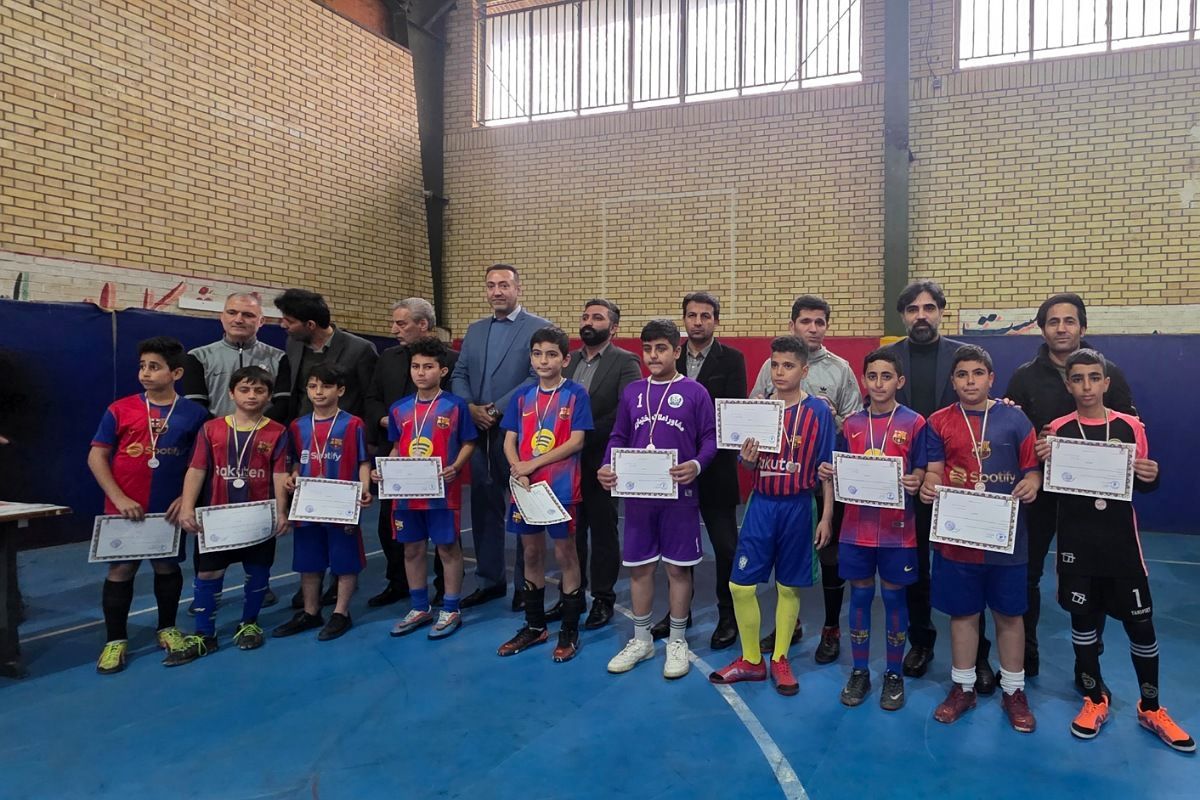 رقابت دانش‌آموزان رباط‌کریم در مسابقات بین مدرسه‌ای فوتسال