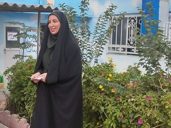 حضور مامور نیروی انتظامی در مدرسه و گفتگوی صمیمی با دانش آموزان و آگاهی بخشی درمورد مسائل امنیتی 