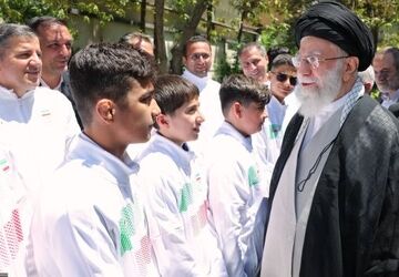 قاب ماندگار؛ عکس یادگاری ‌دانش‌آموزی کاروان امید ایران با رهبر معظم انقلاب