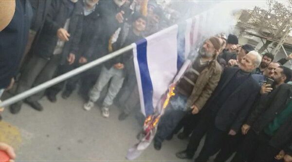  آتش ۲۲ بهمن بر پرچم آمریکا