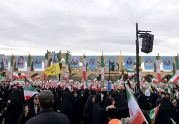 حضور گسترده مردم در راهپیمایی ۲۲ بهمن