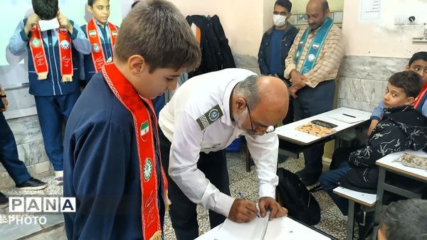 آشنایی دانش‌آموزان دبستان شهید رئیسی قم با مهارت‌های تشکیلاتی پیشتازان