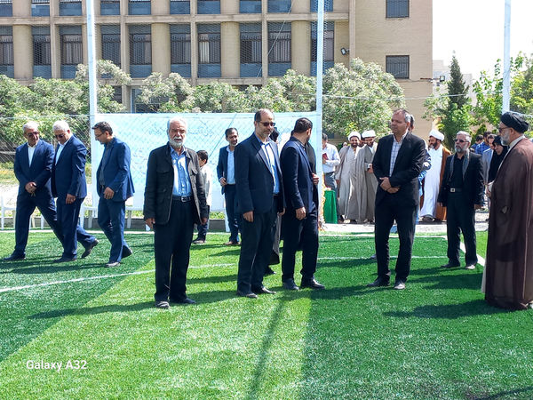 بهره‌برداری از زمین چمن مصنوعی مدرسه «بهار نور معرفت» در قم