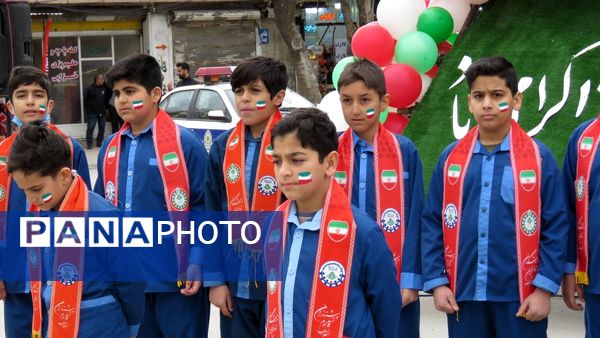 از نوجوان تا کهنسال؛ همه اقشار نورآباد در صف‌های متحد راهپیمایی ۲۲ بهمن