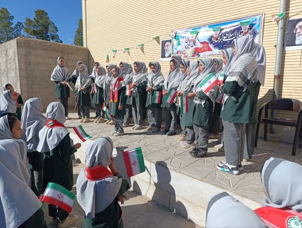 طنین زنگ انقلاب دردبستان خدیجه کبری ابرکوه  