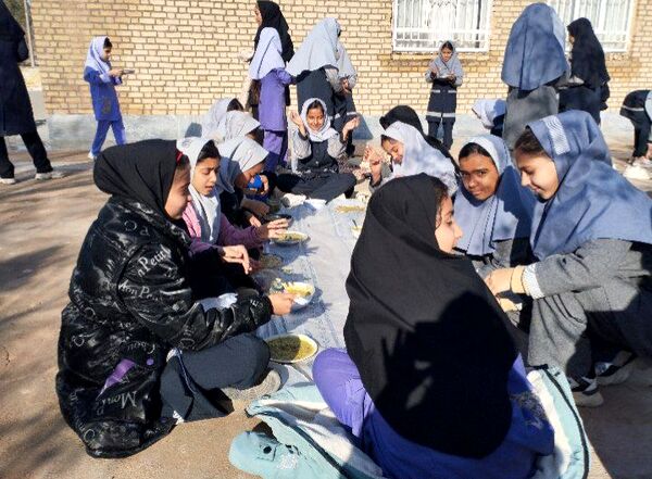 آش نذری‌‌ به‌ مناسبت‌ شهادت‌ امام‌ هادی (ع) در مدرسه تکتم خلیل آباد