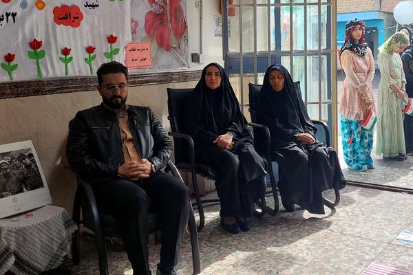 افتتاحیه نمایشگاه «مدرسه انقلاب» در مدرسه شهید شرافت بهارستان‌دو