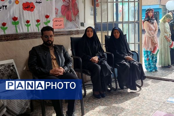 افتتاحیه نمایشگاه «مدرسه انقلاب» در مدرسه شهید شرافت بهارستان‌دو