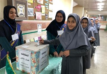 حضور پرشور دانش آموزان آموزشگاه شاهد نجمه ناحیه دو شهرری در انتخابات همیار مشاور 