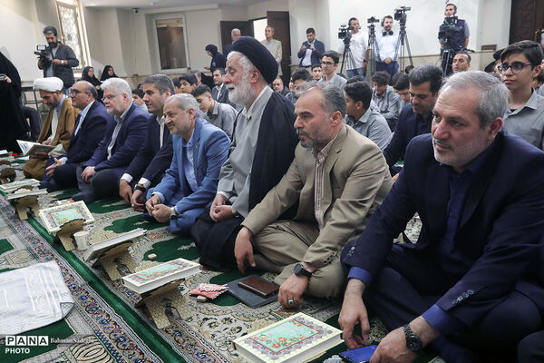 محفل انس با قرآن کریم و اقامه نماز جماعت در نخستین روز بازگشایی مدارس