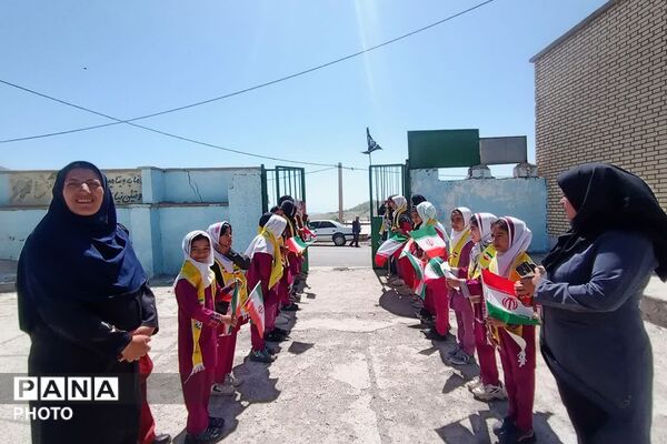 مراسم چهلمین روز شهدای دانش‌آموز مدرسه شجره طیبه میناب در دبستان ام البنین دیشموک