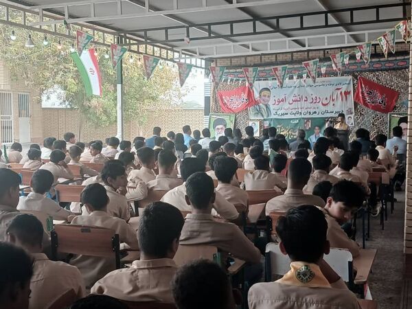 تجدید میثاق دانش‌آموزان سیریکی با آرمان‌های انقلاب در ۱۳ آبان 