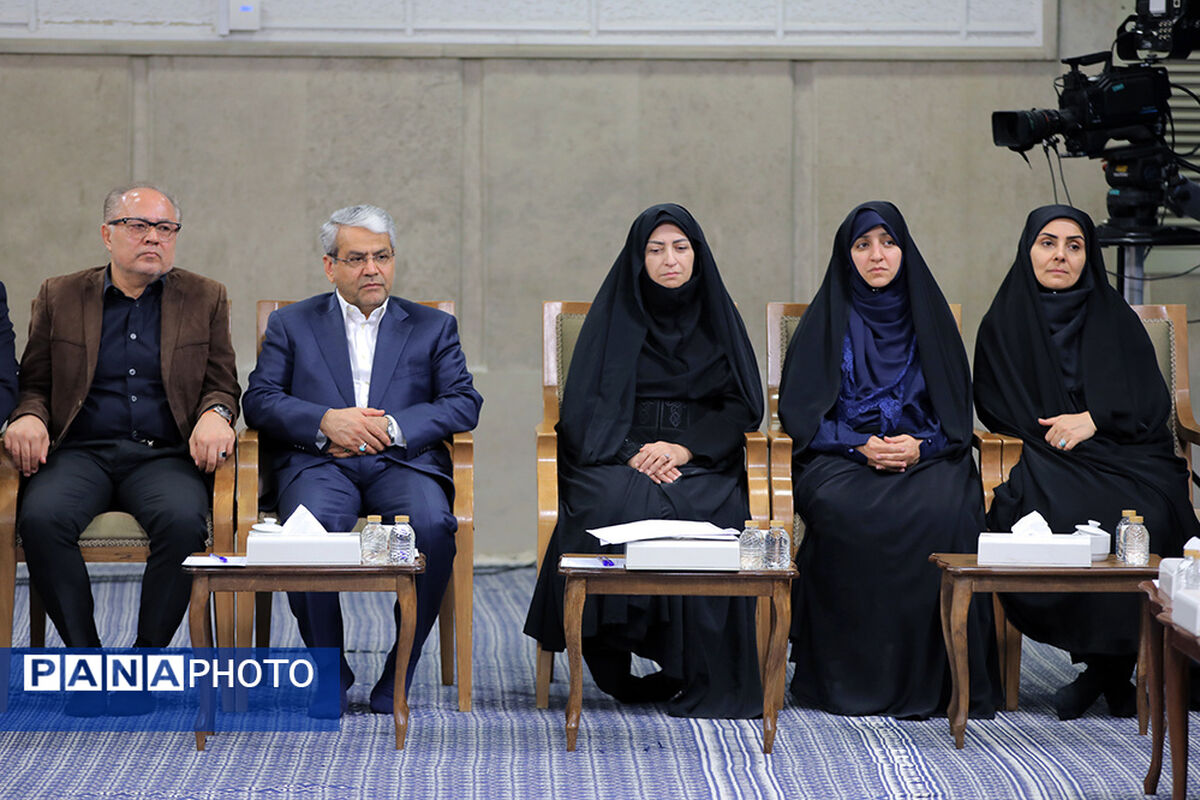 رفتار عادلانه رهبر انقلاب در دیدار با اعضای کابینه چهاردهم