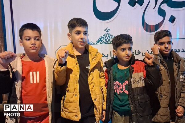 صحنه دیگری از عشق و ارادت ملت به رهبر در سومین شب سال جدید در شهرستان باشت
