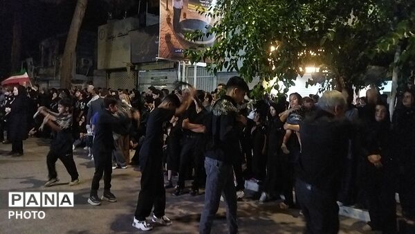 اجرای گروه دمام زنی در حسینیه امام خمینی در شب عاشورا 