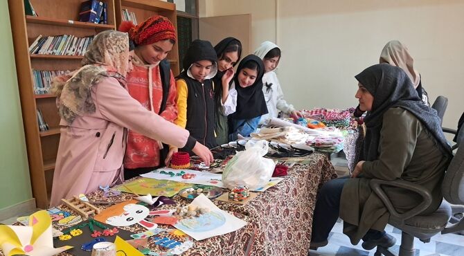 نمایشگاه صنایع دستی به مناسبت دهه فجر در کانون امام خمینی(ره) کرمانشاه