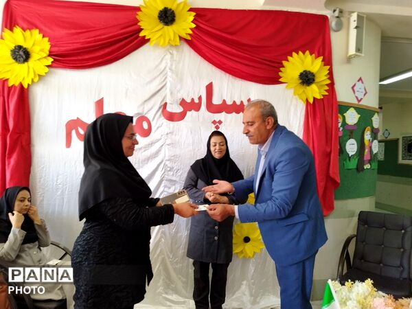 تجلیل از معلمان و اعضای انجمن اولیا و مربیان در مدرسه حضرت رقیه(س)
