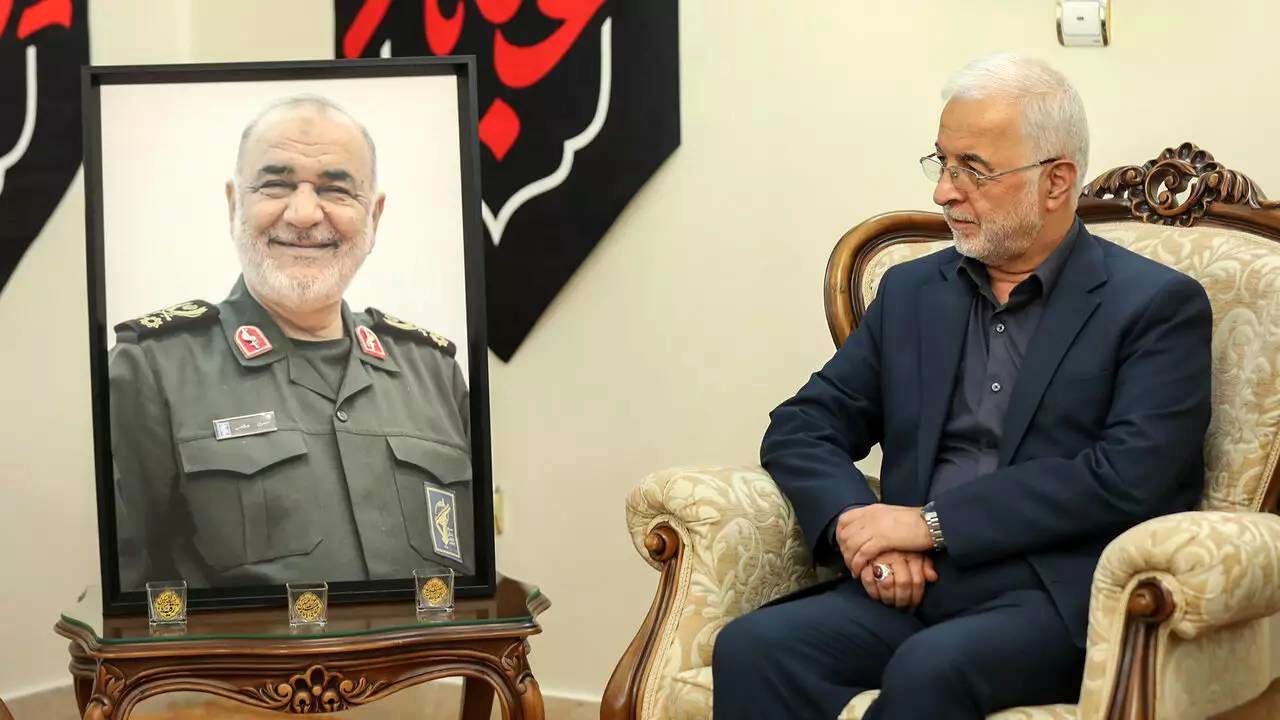 تجلیل وزیر کشور از شهیدان سلامی و باقری در دیدار با خانواده‌های ایشان