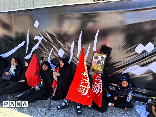 مشهد غرق در ماتم ؛ وداع میلیونی با پیکر مطهر رهبر شهید