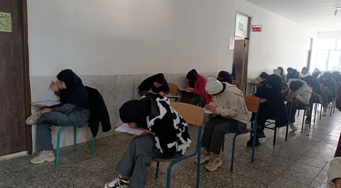 تلاش دانش‌آموزان مدرسه حاج علیداد معین 2 برای موفقیت در امتحانات