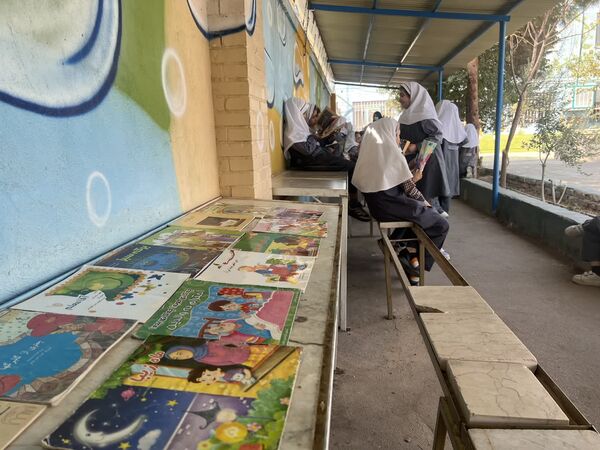 از «درخت آرزوها» تا «نمایشگاه هنری» در جشن روز کودک دبستان احمد کاظمی ۲