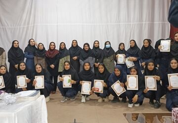 گرامیداشت مقام معلم و تجلیل از دانش‌آموزان برتر در دبیرستان زینب