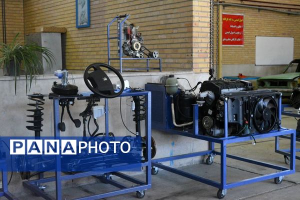 کارگاه آموزشی آشنایی با سیستم موتور و سوخت‌رسانی خودرو در بهارستان 2