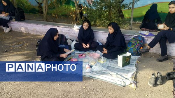 دور همی دخترانه همزمان با هفته بهداشت روان در دبیرستان فرهنگیان 