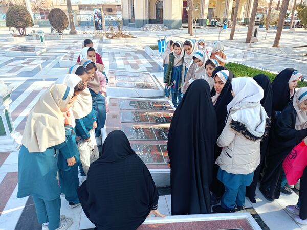 غبارروبی مزار شهدا توسط دانش‌آموزان دبستان سمیه