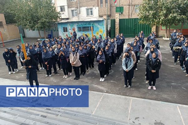 از درس تا دفاع مقدس،دانش آموزان پای کار یاد شهدا با طنین صدای زنگ مقاومت و ایثار 