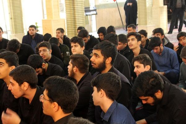 عزاداری دانش‌آموزان برای حضرت زهرا (س) در کنار مزار شهید گمنام